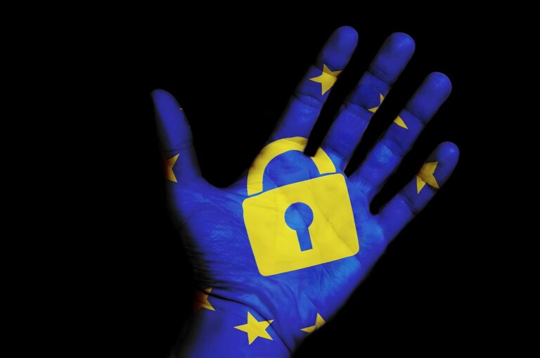 Immagine di una bandiera dell'Unione Europea dipinta a mano con stelle gialle su sfondo blu e il simbolo di un lucchetto giallo centrale, che rappresenta la protezione dei dati, la privacy e la conformità al GDPR.