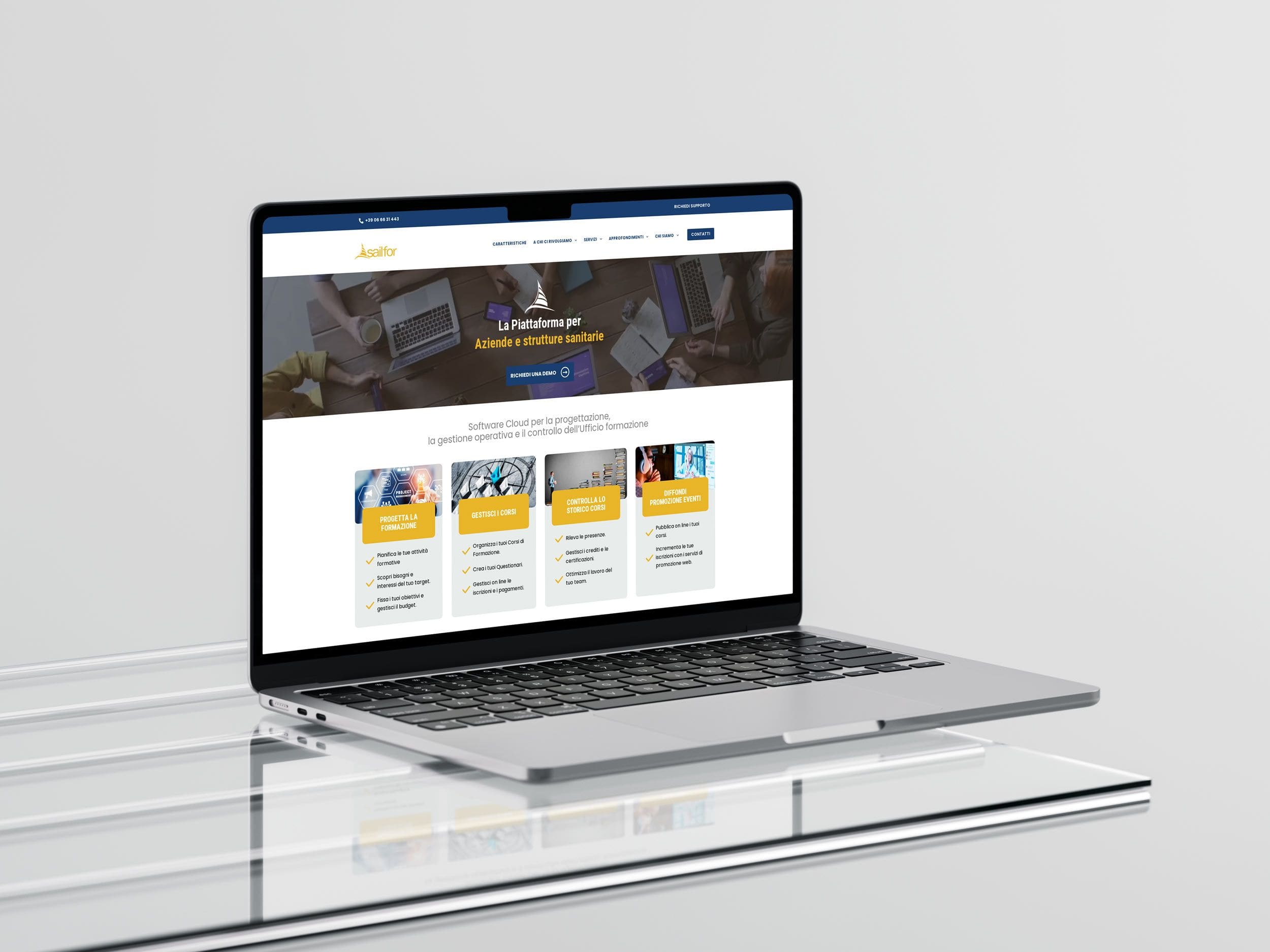 Un laptop che mostra un sito web con un tema bianco, giallo e blu è appoggiato su una superficie di vetro su uno sfondo semplice. Questo mockup del sito Sailfor presenta testo, un pulsante blu e quattro sezioni con immagini e descrizioni.